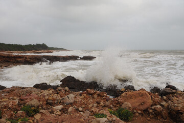 Stürmische Brandung am Mittelmeer im Naturpark Serra d'Irta in der Nähe von Alcossebre, Provinz...
