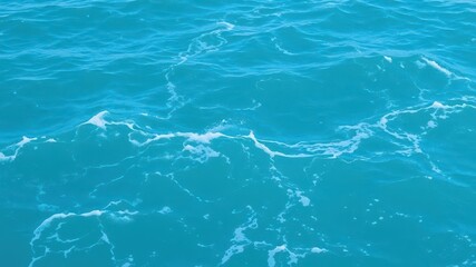 Obraz premium Pure blue turquoise ocean water with frothy waves, texture, peaceful