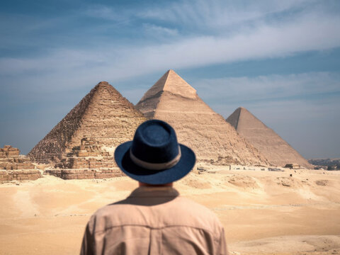 Turista parado frente a las pir&aacute;mides en Egipto
