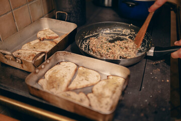 Repas cuisiné au coin du feu champignons tartines croûte