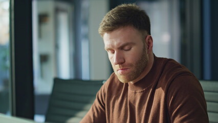 Naklejka premium Disappointed freelancer receiving message on cellphone working office closeup. 