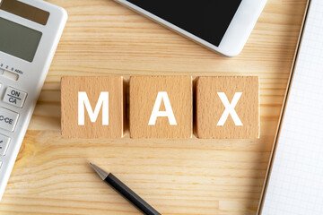 MAXの文字が入ったブロック、電卓、スマホ