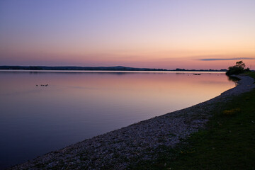 Blaue Stunde, Dämmerung am Altmühlsee, Gunzenhausen, Bayern, Deutschland