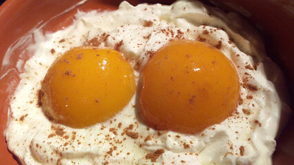 Dolce, uova al tegamino, pesche sciroppaste con panna e cannella