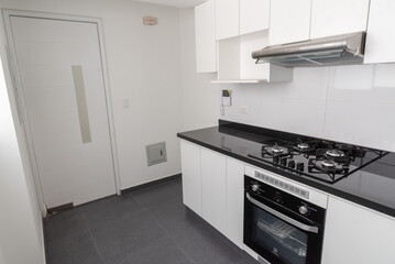 cocina moderna con muebles altos y bajos de melamina , con acabados modernos y mesa de granito