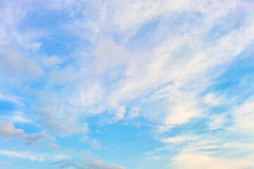 Naklejka premium Beautiful natural background of blue sky and clouds