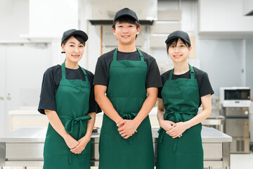 キッチン・バックヤードにいるキッチンスタッフ・調理スタッフの男女

