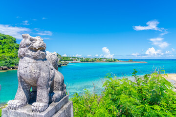 シーサーと沖縄の海