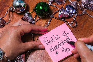 Escrito de feliz navidad en hojitas de notas