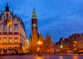 Obraz premium Gothic building of Old Town Hall in central square of Polish city of Wroclaw in night lights