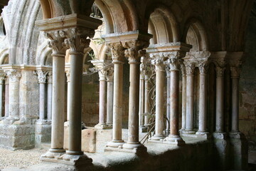 Fototapeta premium Arches of a monastery cloister in Europe - Arches d'un cloitre de monastère en Europe