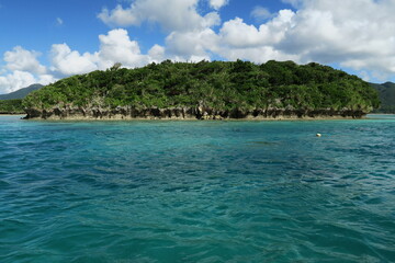Fototapeta premium The crystal clear turquoise water and island of Kabira Bay, Ishigaki Island, Okinawa