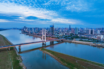Obraz premium bridge over the river at night