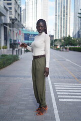 Obraz premium Confident Woman in Stylish Casual Outfit Posing in an Urban Setting