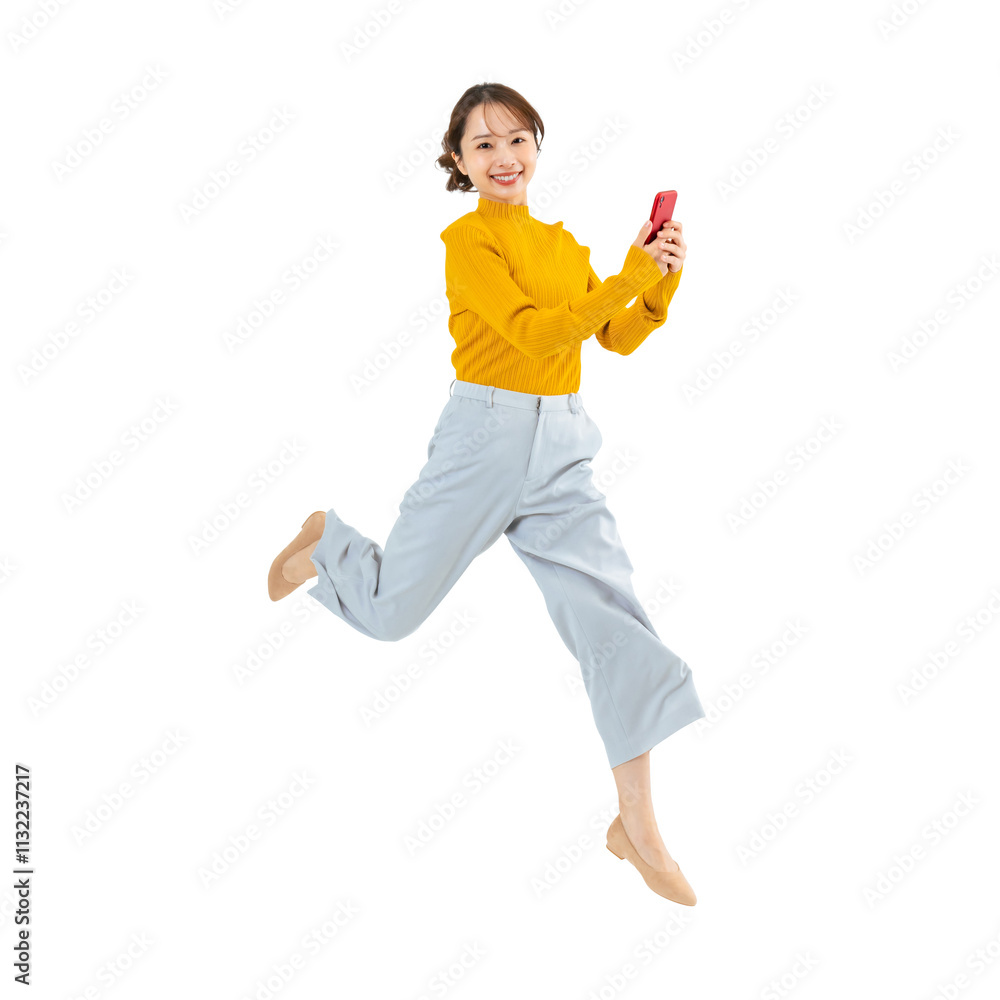 Aufkleber スマホを持ってジャンプする女性　手作業で精密に切り抜いた背景透過全身写真png