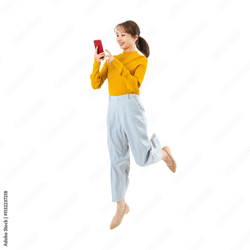 Aufkleber スマホを見ながらジャンプする女性　手作業で精密に切り抜いた背景透過全身写真png