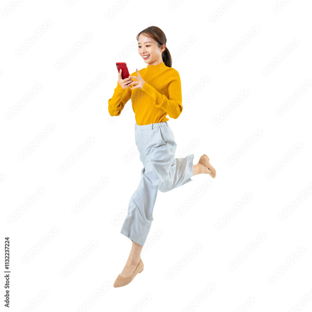 Aufkleber スマホを見ながらジャンプする女性　手作業で精密に切り抜いた背景透過全身写真png