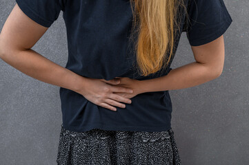 Młoda kobieta odczuwająca silny ból menstruacyjny, ciąża pozamaciczna 