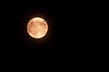 Obraz premium Full moon photographed on October 17, 2024 in Germany.