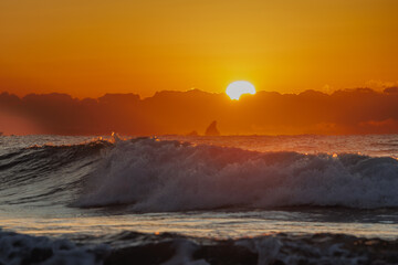 茅ヶ崎海岸の日出、烏帽子岩と波濤