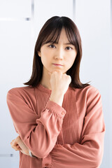 考えごとをする女性・ビジネスウーマン