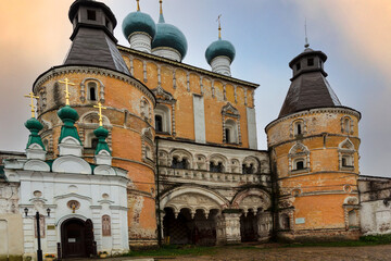 Obraz premium Russia Yaroslavl region Brisoglebsk monastery on a cloudy summer day