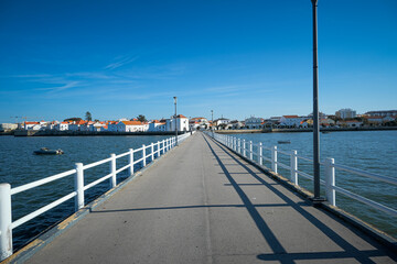 Obraz premium Jetty in a sunny day. Pier in the Alcochete village in Portugal 