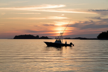 Silueta de una embarcaci&oacute;n en el mar con el atardecer de fondo. . Generado con IA