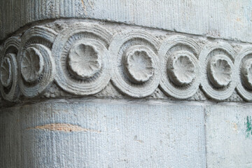 stone pattern on the facade of the building in the form of flowers