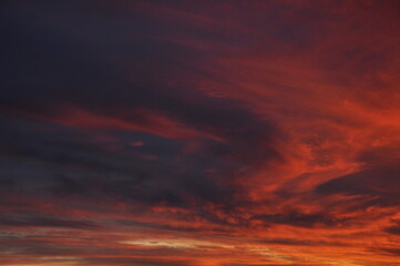 Obraz premium escurecer laranja nebuloso pôr do sol 