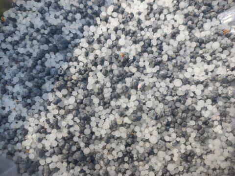 White black mix Urea carbamide khad ,white black mix urea carbamide fertilizer,By mixing urea white coverall and applying it in the field, tree plant yield increases,white and black urea in a plastic 