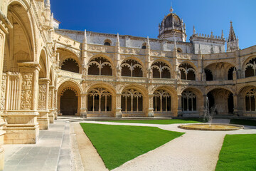 Obraz premium Courtyard with a garden and a fountain in Monastery Jeronimos.