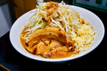 二郎系ラーメン、麵300gとニンニク増し