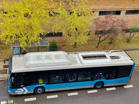 Autob&uacute;s de transporte p&uacute;blico azul de Madrid quieto en su parada en una fr&iacute;a ma&ntilde;ana de oto&ntilde;o 