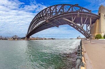 Obraz premium Sydney Harbour Bridge captured from an iconic perspective with water and cloudy skies