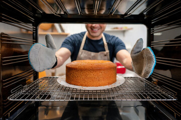 Persona sacando un bizcocho del horno. Generado con IA