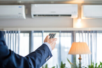 Persona encendiendo un aire acondicionado. Generado con IA