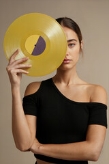 ilustración de una bella mujer tapándose media cara con un disco de vinilo amarillo. Generado con IA