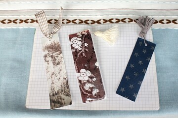 Eine hübsche Geschenkidee: Selbst gebastelte Lesezeichen für Bücherwürmer. Man nimmt festeres Papier, klebt Geschenkpapier auf und versieht es mir einer Quaste oder einem Bändchen.
