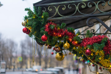 Obraz premium Christmas decoration on the roof of the porch