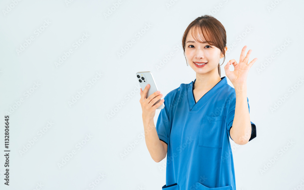Leinwandbilder スマホ、スマートフォン、女性、介護士、看護師、求人、OK、了解、笑顔、合格、資格、許可、日本人、仕事、転職、安心、安全、クリニック、エステ、サロン、美容、整形、オーケー、大丈夫、いいね、簡単、ポジティブ、確認、了承、バッチリ、正解、パーフェクト、完璧、丸、簡単、お得、ポイント、セール、キャンペーン、クーポン、介護、看護、ヘルパー、デイサービス、人材、スクラブ、医療、病院、白バック、人物
