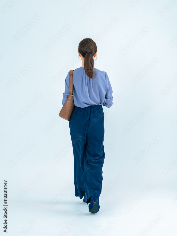 Aufkleber 女性、歩く、後ろ姿、全身、背中、切り抜き、歩行者、前進、ショッピング、買い物、通勤、観光、旅行、観光客、ファッション、カジュアル、仕事、転職、就職、学生、通学、キャリアウーマン、笑顔、ビジネス、見学、散歩、外出、お出かけ、バッグ、進歩、ポジティブ、観覧、観客、見る、おしゃれ、ウォーキング、ビジネスウーマン、日本人、アクション、モデル、若い、20代、後ろ向き、背後、白バック、人材、スタート、写真、ア