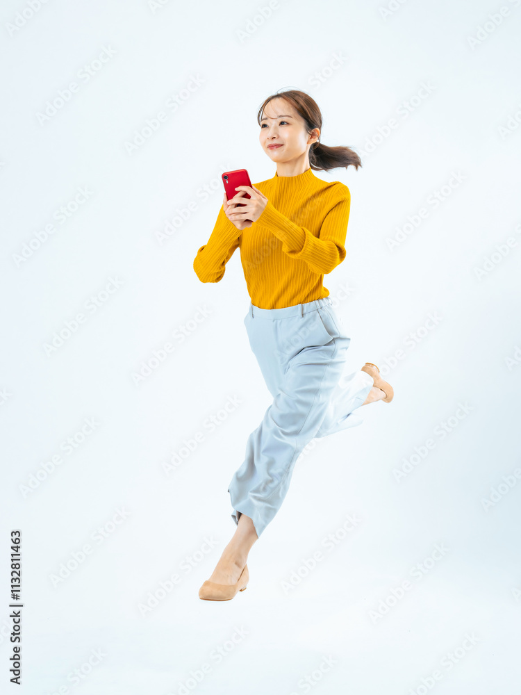 Aufkleber 女性、ジャンプ、走る、ビジネスウーマン、スマートフォン、スマホ、ダッシュ、アプリ、検索、求人、動画、メール、ビジネス、カジュアル、日本人、スピード、アクション、アクティブ、飛躍、元気、レベルアップ、ステップアップ、キャリアアップ、スキルアップ、スタート、ゴール、飛ぶ、躍動感、挑戦、チャレンジ、成長、目標、競争、がんばる、DX、ニュース、キャンペーン、クーポン、ポイント、セール、ネット通販、ECサイ