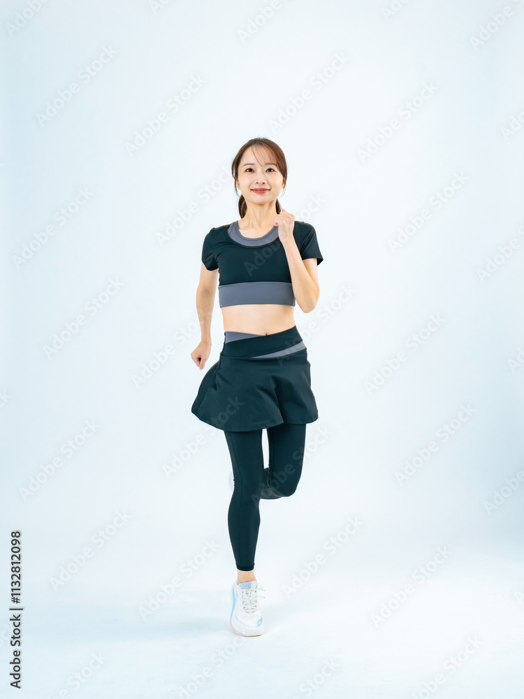 Poster ランニング、走る、ジョギング、女性、スポーツ、トレーニング、スタート、ダイエット、全身、元気、ボディケア、ヘルスケア、健康、ダッシュ、笑顔、正面、ウォーキング、歩く、エクササイズ、フィットネス、運動、ウェア、競争、スリム、スマート、くびれ、美容、ゴール、挑戦、チャレンジ、目標、行進、日本人、躍動感、アクティブ、アクション、競技、成長、セパレート、ワークアウト、アスリート、若い、ジム、広告、切り抜き