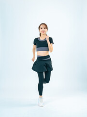 ランニング、走る、ジョギング、女性、スポーツ、トレーニング、スタート、ダイエット、全身、元気、ボディケア、ヘルスケア、健康、ダッシュ、笑顔、正面、ウォーキング、歩く、エクササイズ、フィットネス、運動、ウェア、競争、スリム、スマート、くびれ、美容、ゴール、挑戦、チャレンジ、目標、行進、日本人、躍動感、アクティブ、アクション、競技、成長、セパレート、ワークアウト、アスリート、若い、ジム、広告、切り抜き