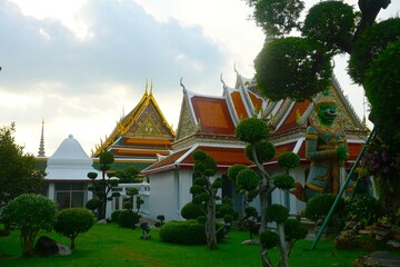 Piękny buddyjski ogród otaczający świątynię zachwyca spokojem, egzotycznymi roślinami i tradycyjną architekturą. Idealne miejsce na medytację, spacer i podziwianie kultury buddyjskiej. © Adam