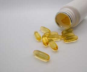 Bote con pastillas de suplemento de Omega-3
