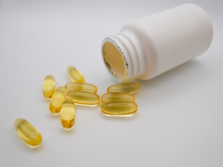 Bote con pastillas de suplemento de Omega-3