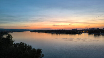 Obraz premium sunset by the Danube river in Novi Sad