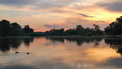 Obraz premium sunset by the Danube river in Novi Sad